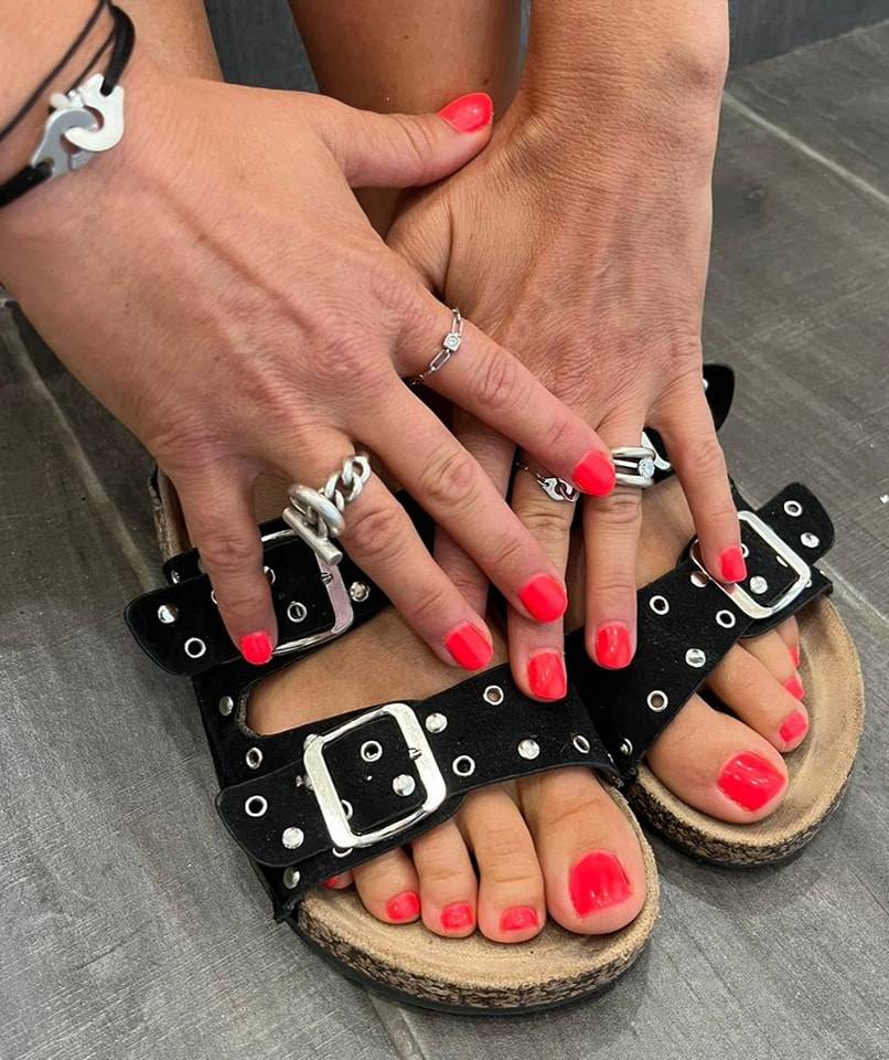 Pose de vernis mains et pieds